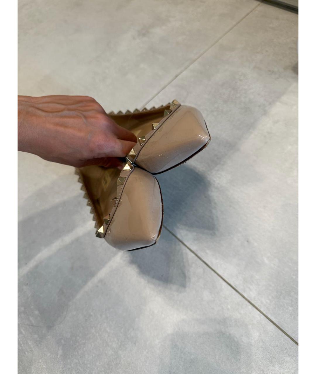 VALENTINO Бежевые балетки из лакированной кожи, фото 5