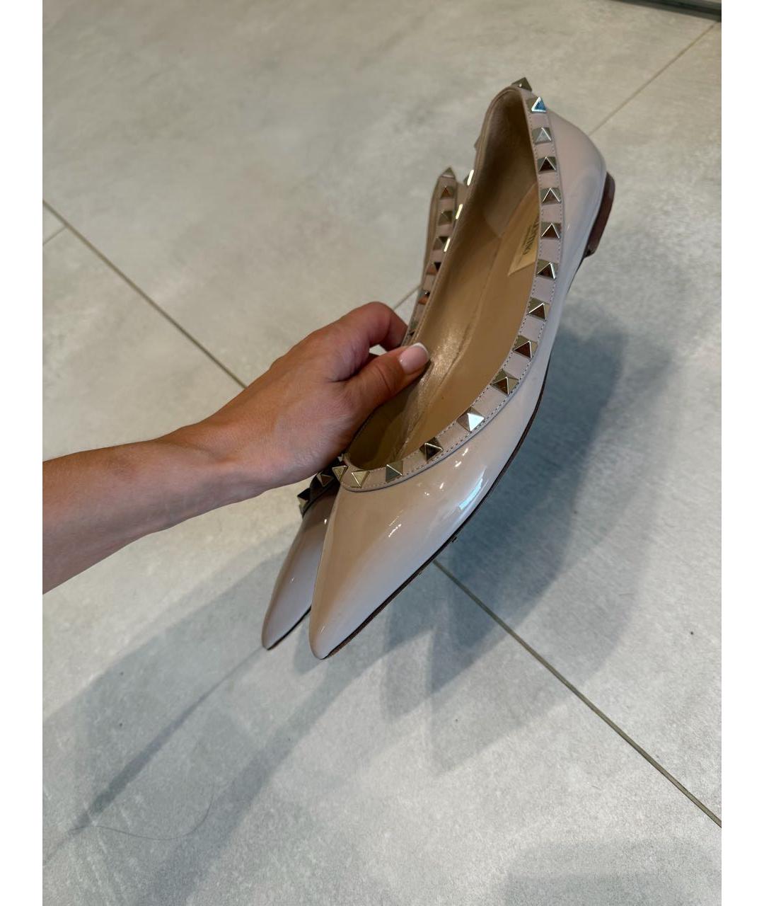 VALENTINO Бежевые балетки из лакированной кожи, фото 7
