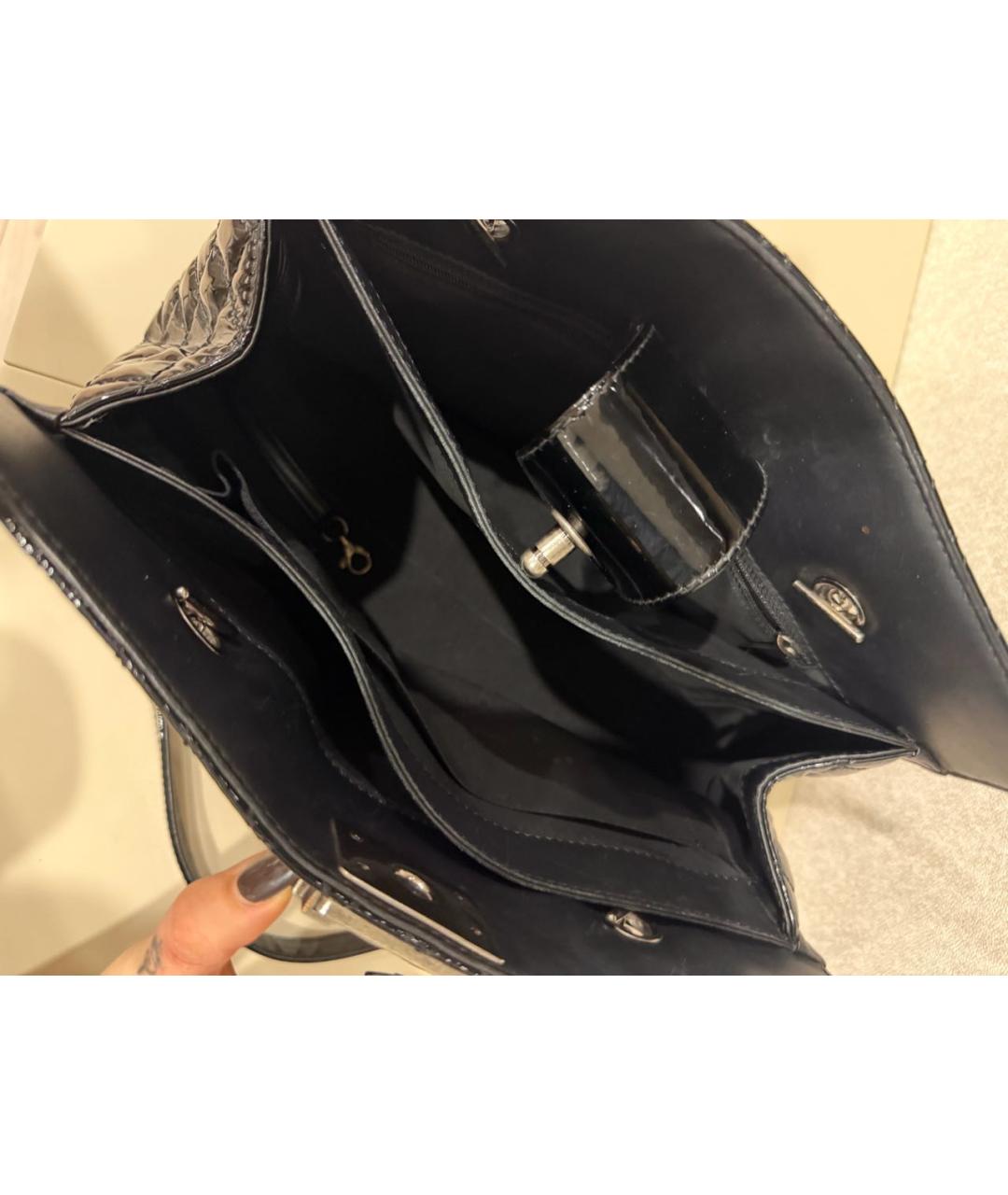 CHANEL Черная сумка тоут из лакированной кожи, фото 4