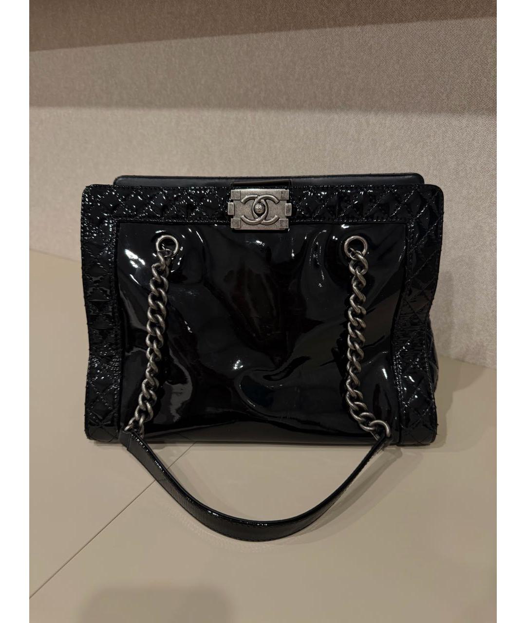 CHANEL Черная сумка тоут из лакированной кожи, фото 6