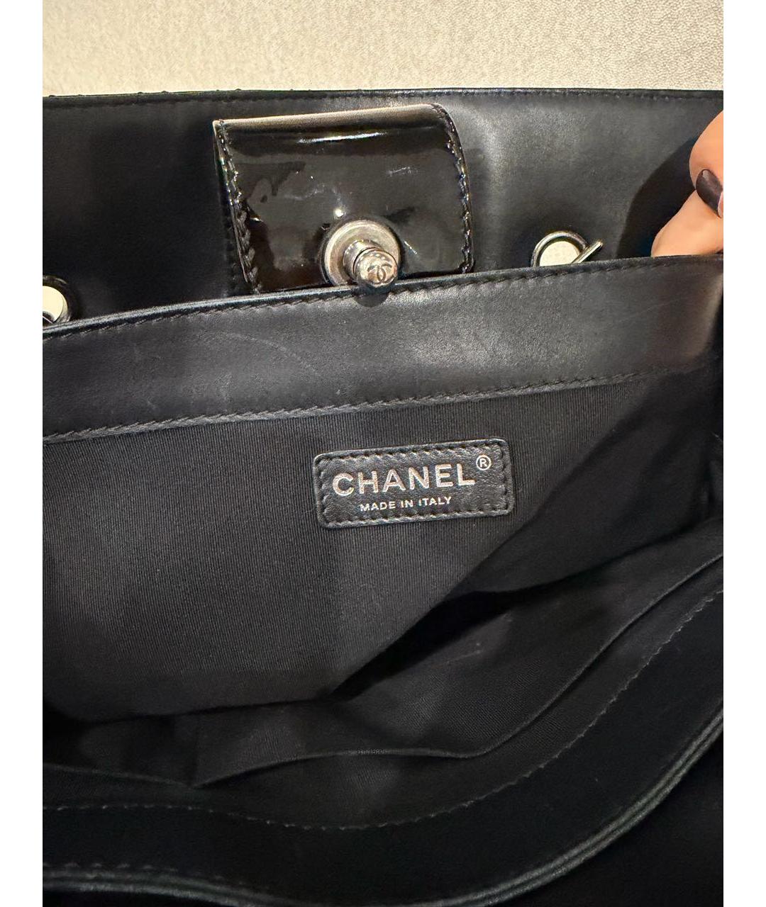 CHANEL Черная сумка тоут из лакированной кожи, фото 2