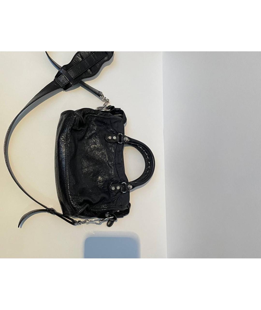 BALENCIAGA Черная сумка с короткими ручками из лакированной кожи, фото 4