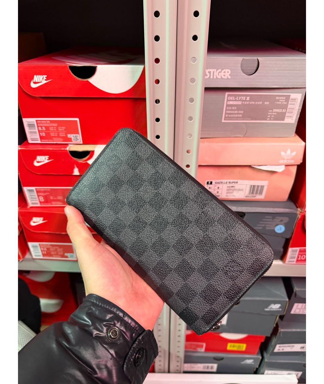 LOUIS VUITTON Черный кожаный кошелек, фото 5