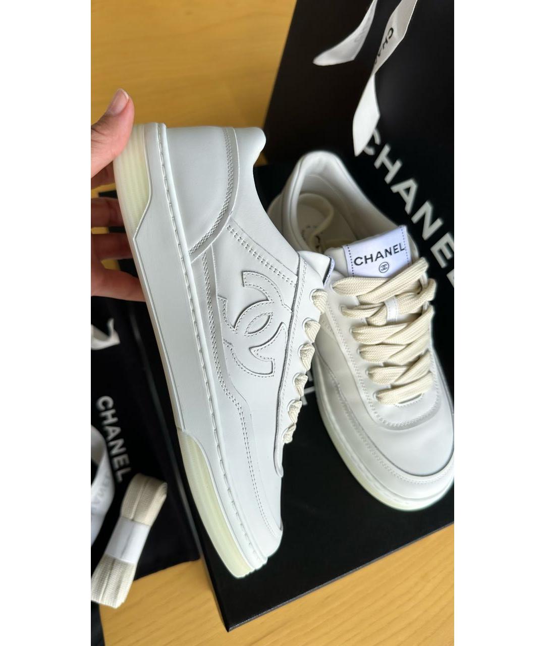 CHANEL Белые кожаные кроссовки, фото 3