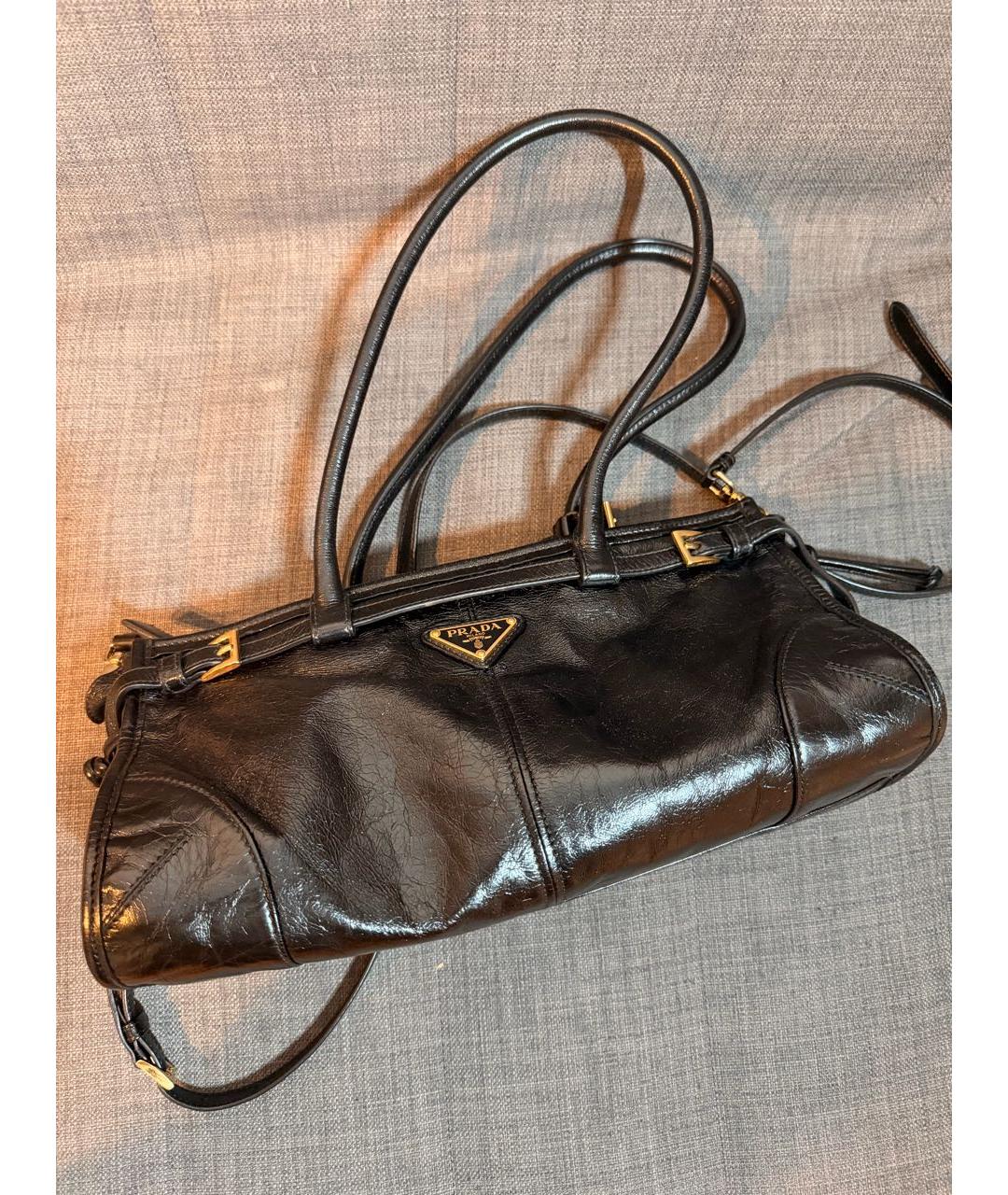 PRADA Черная сумка с короткими ручками из лакированной кожи, фото 5