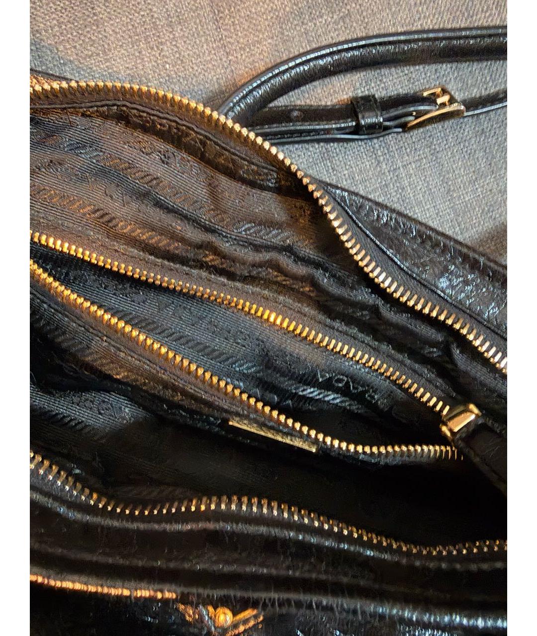 PRADA Черная сумка с короткими ручками из лакированной кожи, фото 4