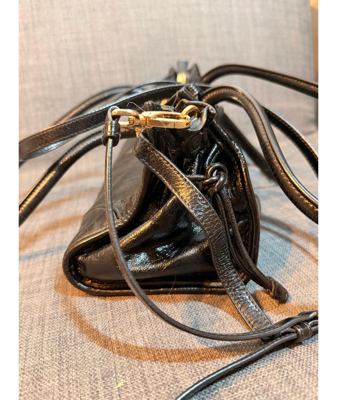 PRADA Черная сумка с короткими ручками из лакированной кожи, фото 2