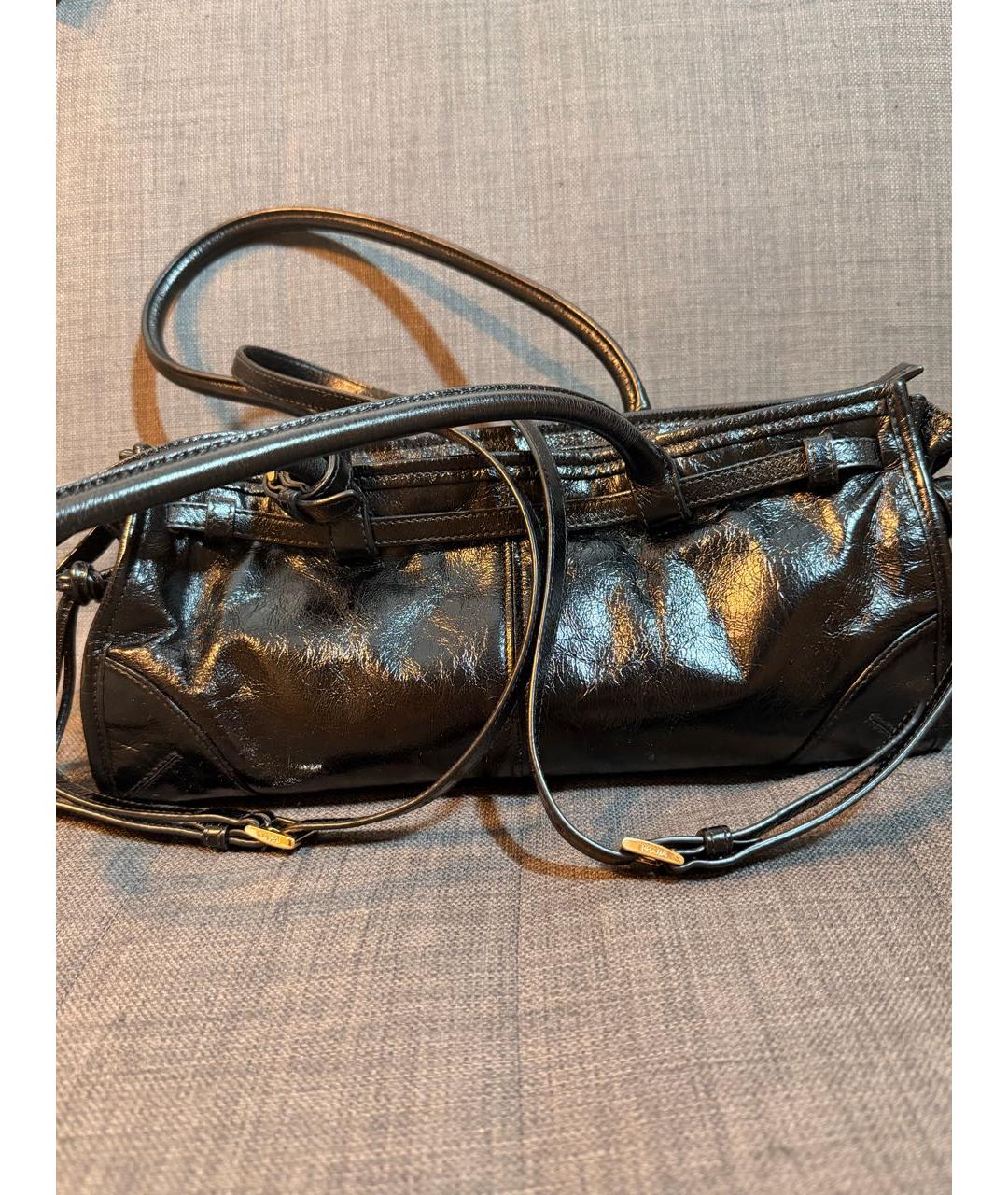 PRADA Черная сумка с короткими ручками из лакированной кожи, фото 3