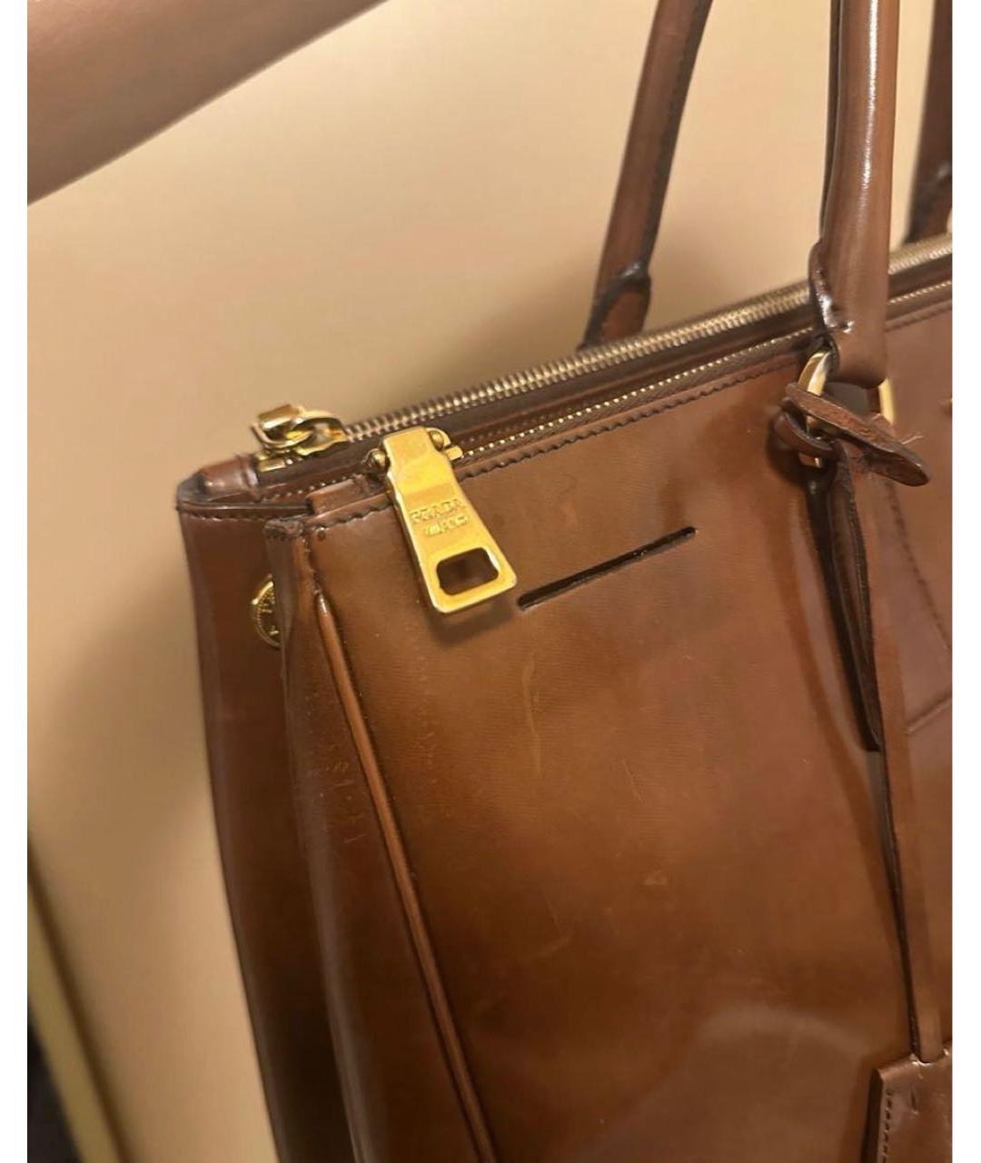 PRADA Коричневая кожаная сумка с короткими ручками, фото 5
