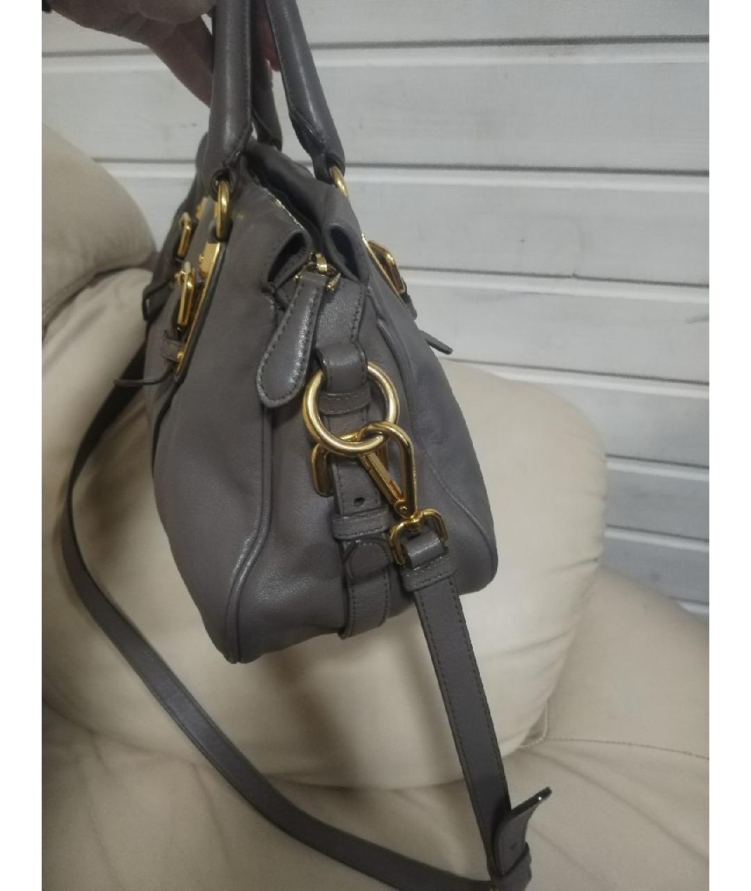 PRADA Серая кожаная сумка с короткими ручками, фото 4