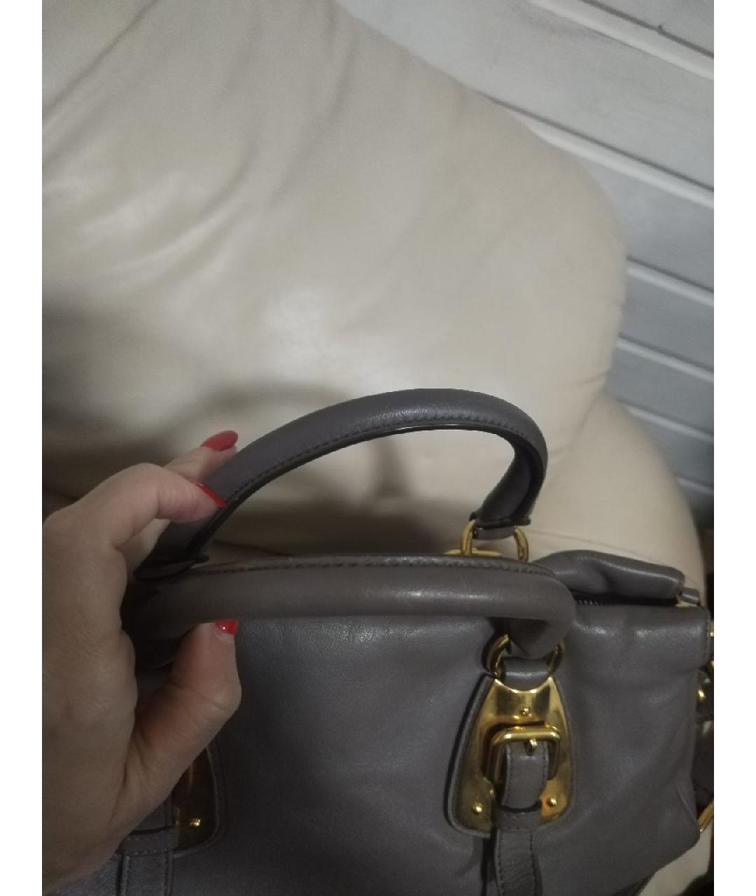 PRADA Серая кожаная сумка с короткими ручками, фото 5