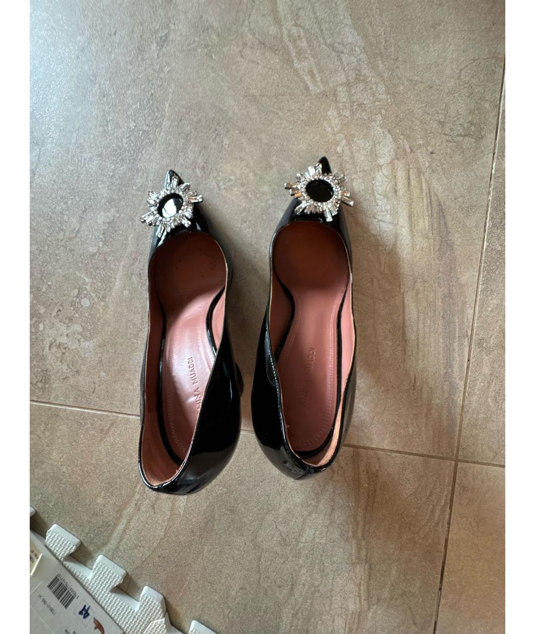 Amina Muaddi Черные туфли из лакированной кожи, фото 3