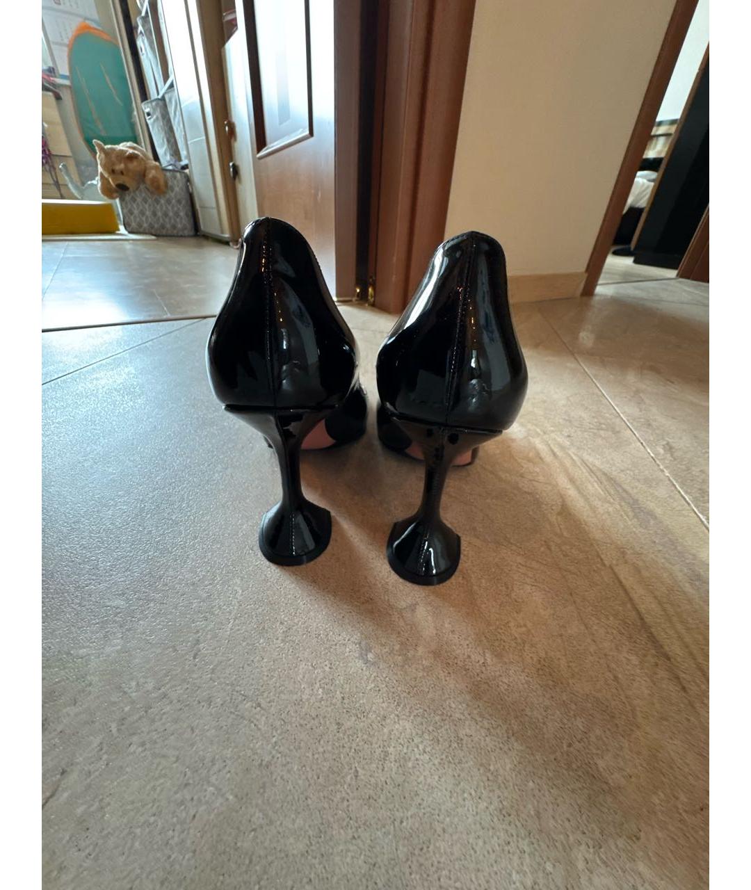 Amina Muaddi Черные туфли из лакированной кожи, фото 4