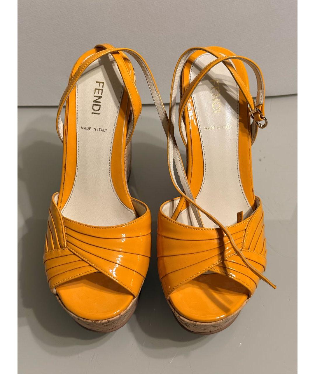 FENDI Желтые босоножки из лакированной кожи, фото 2