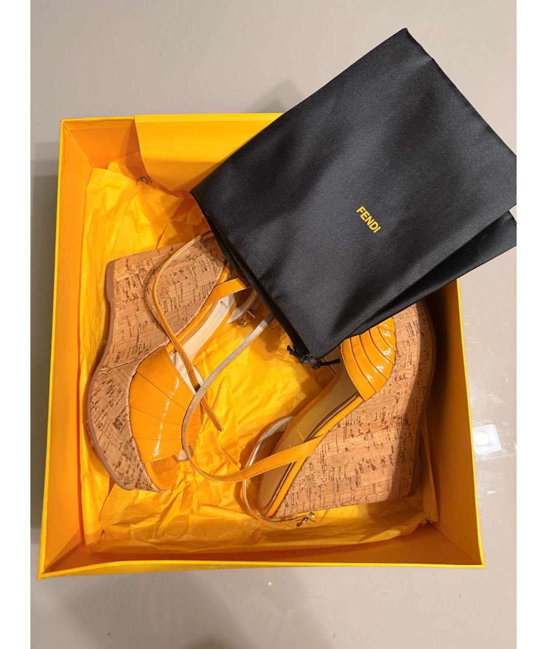 FENDI Желтые босоножки из лакированной кожи, фото 6