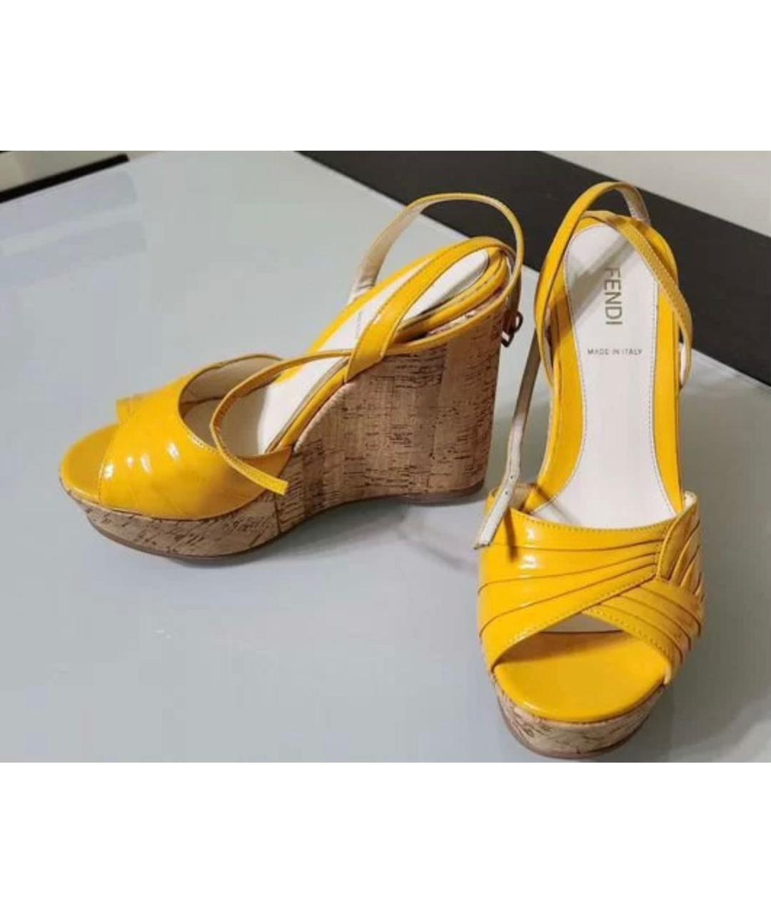 FENDI Желтые босоножки из лакированной кожи, фото 3