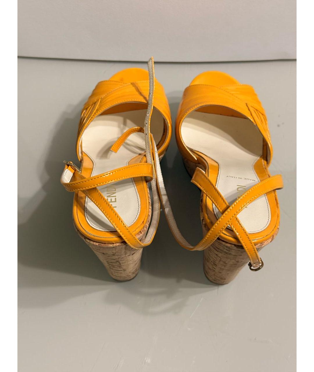 FENDI Желтые босоножки из лакированной кожи, фото 3