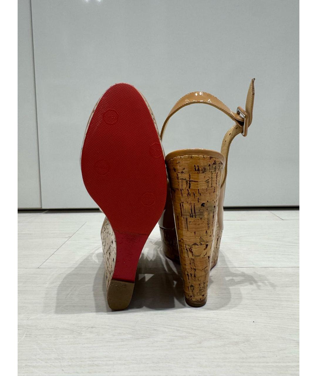 CHRISTIAN LOUBOUTIN Бежевые туфли из лакированной кожи, фото 5