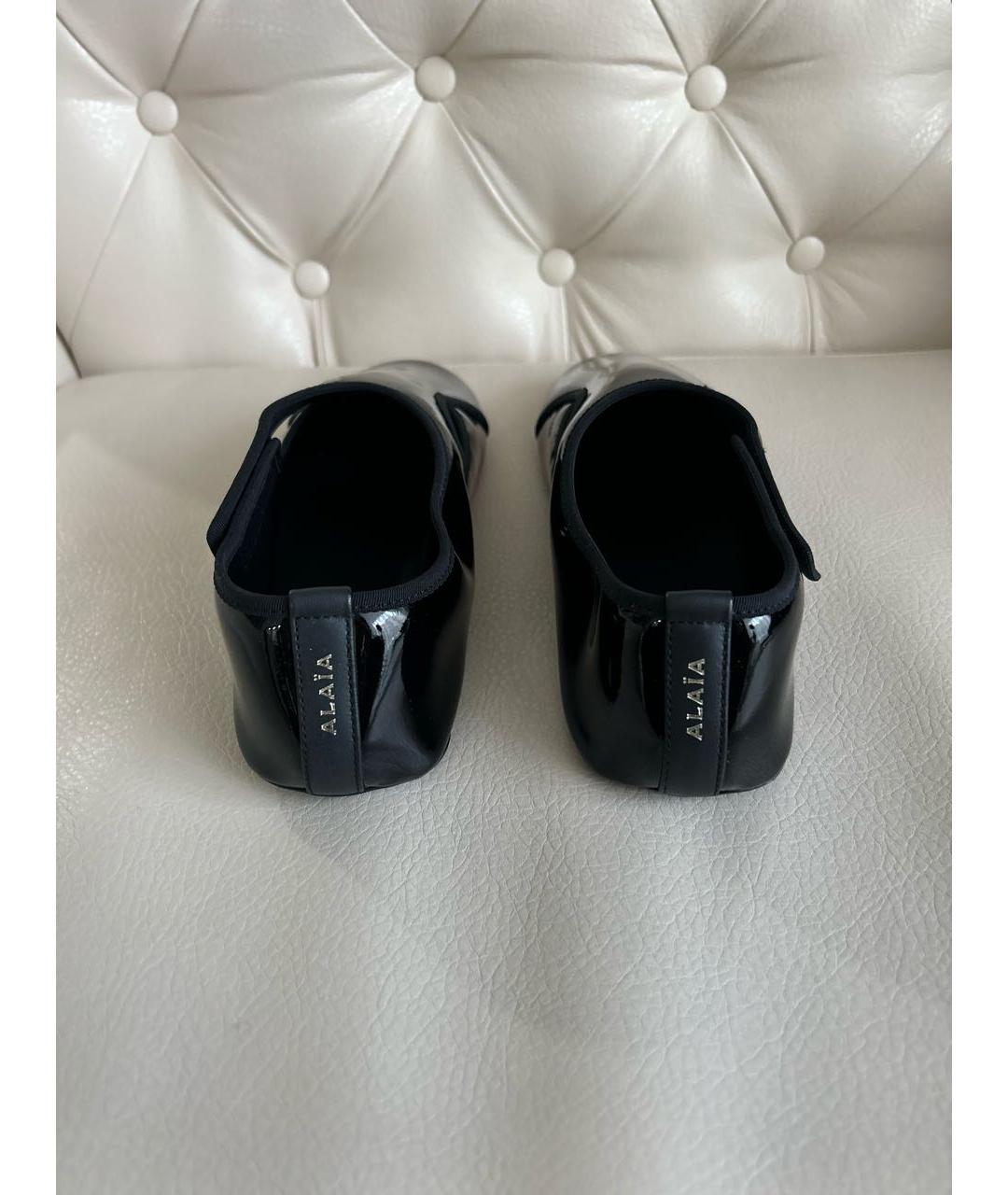 ALAIA Черные лодочки на низком каблуке из лакированной кожи, фото 4