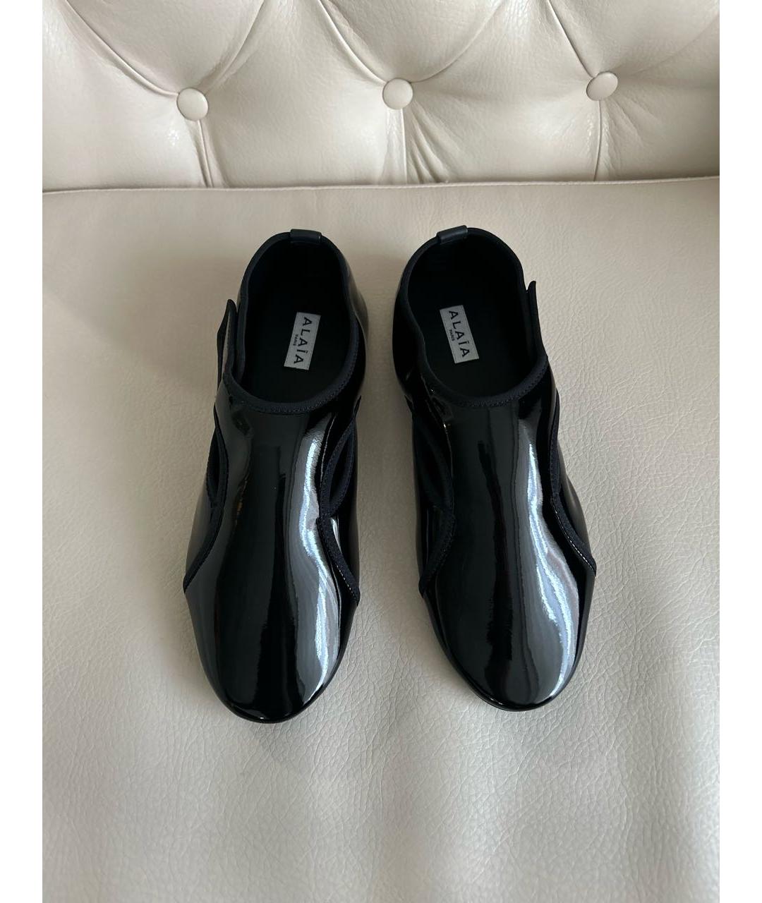 ALAIA Черные лодочки на низком каблуке из лакированной кожи, фото 2