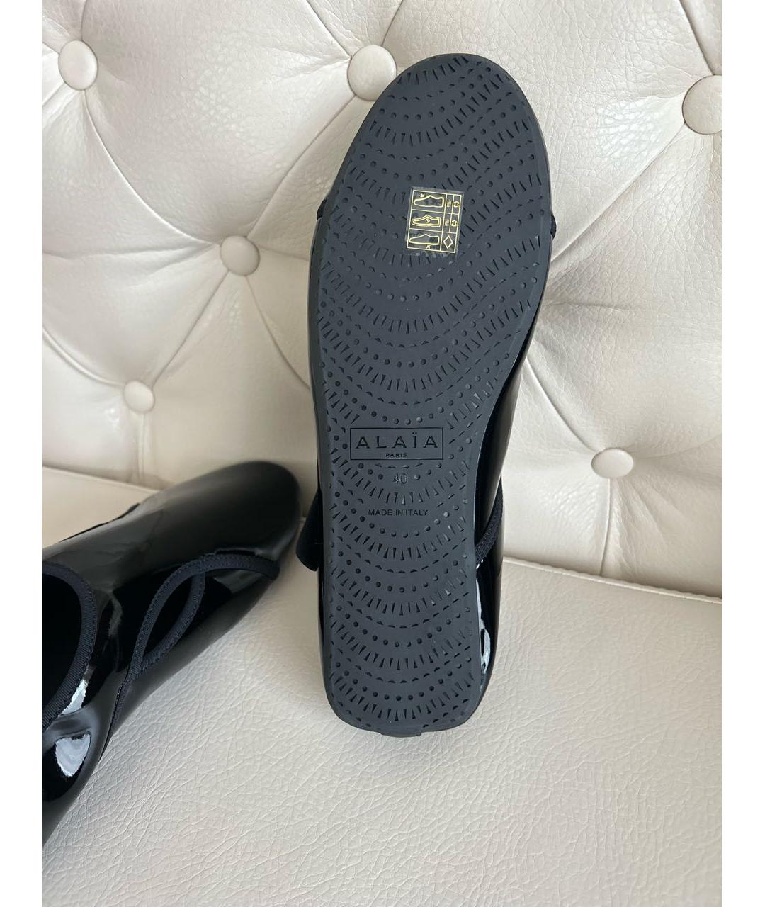 ALAIA Черные лодочки на низком каблуке из лакированной кожи, фото 5