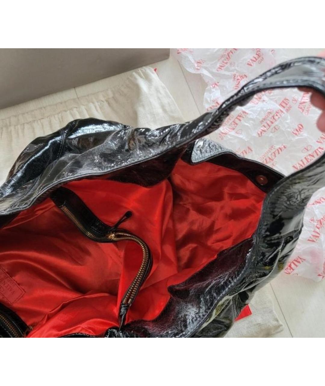 VALENTINO Черная сумка с короткими ручками из лакированной кожи, фото 4