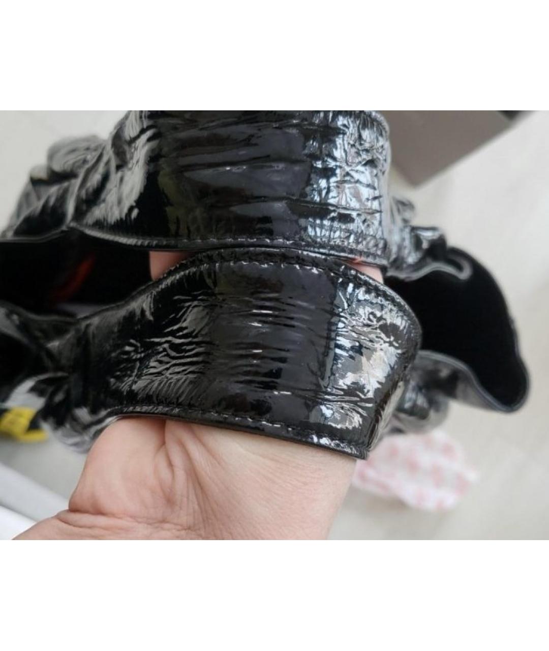 VALENTINO Черная сумка с короткими ручками из лакированной кожи, фото 7