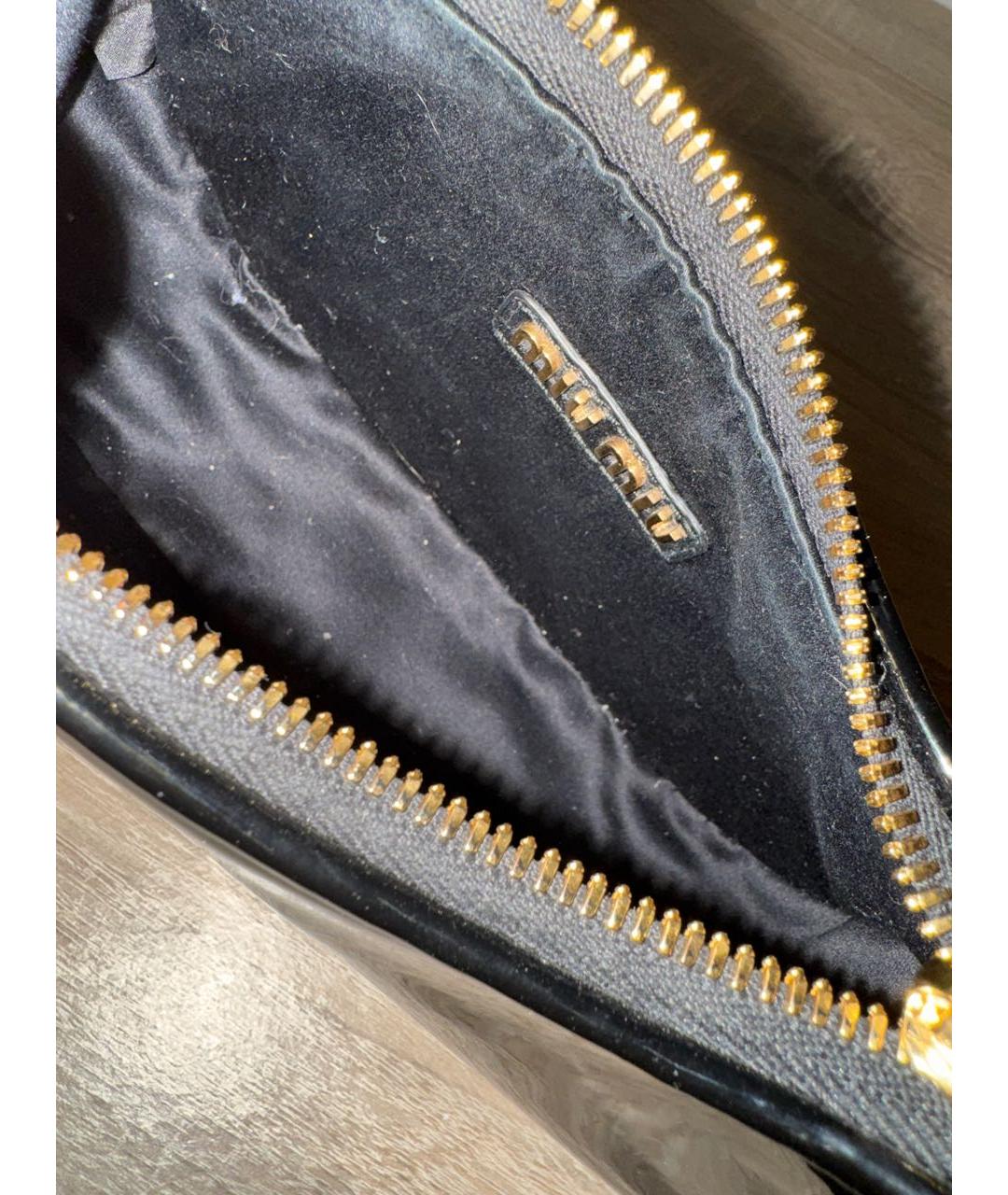 MIU MIU Черная сумка с короткими ручками из лакированной кожи, фото 7