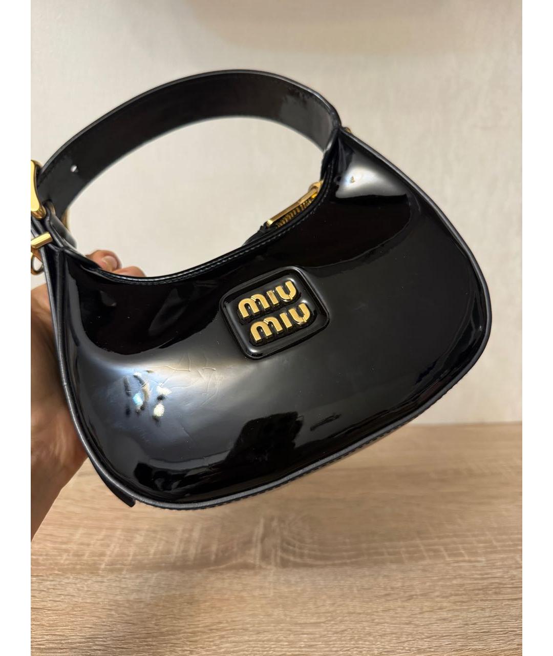 MIU MIU Черная сумка с короткими ручками из лакированной кожи, фото 8