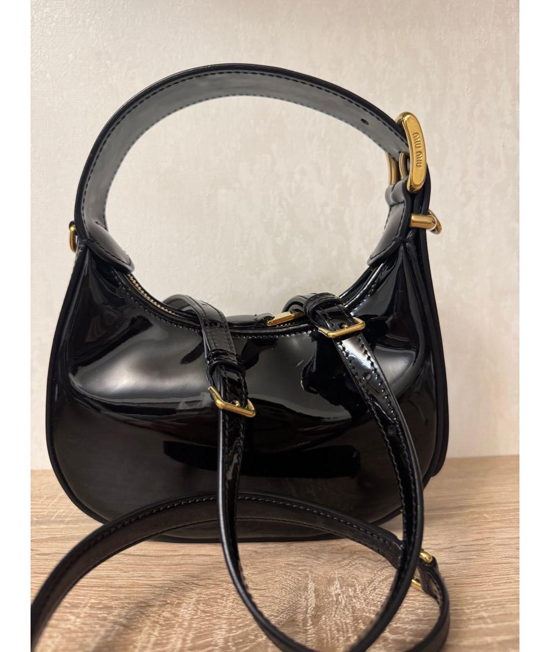 MIU MIU Черная сумка с короткими ручками из лакированной кожи, фото 2