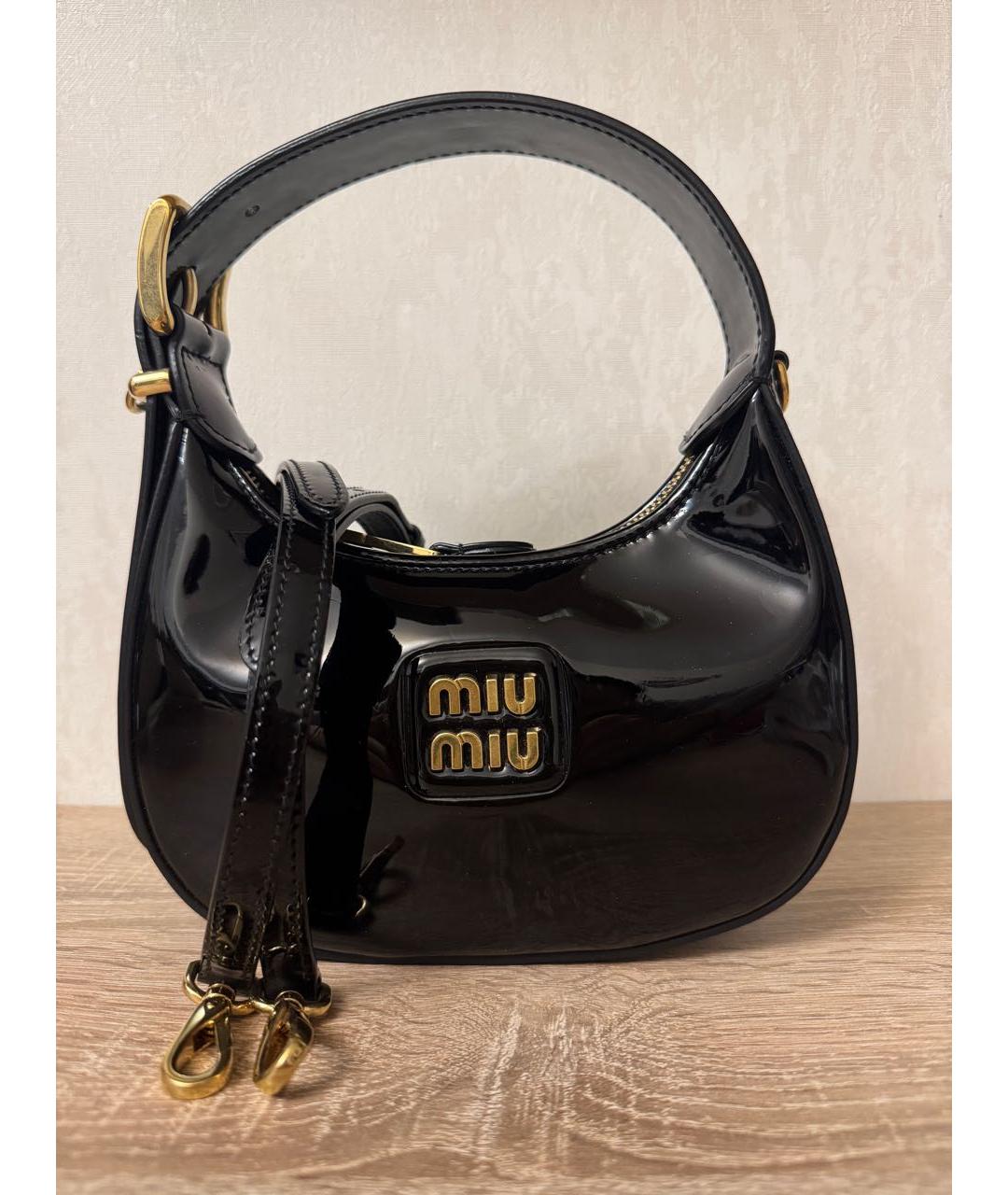 MIU MIU Черная сумка с короткими ручками из лакированной кожи, фото 9