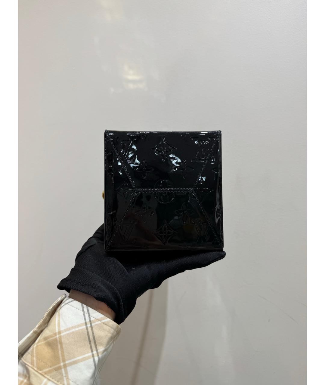 LOUIS VUITTON Черная сумка с короткими ручками из лакированной кожи, фото 6