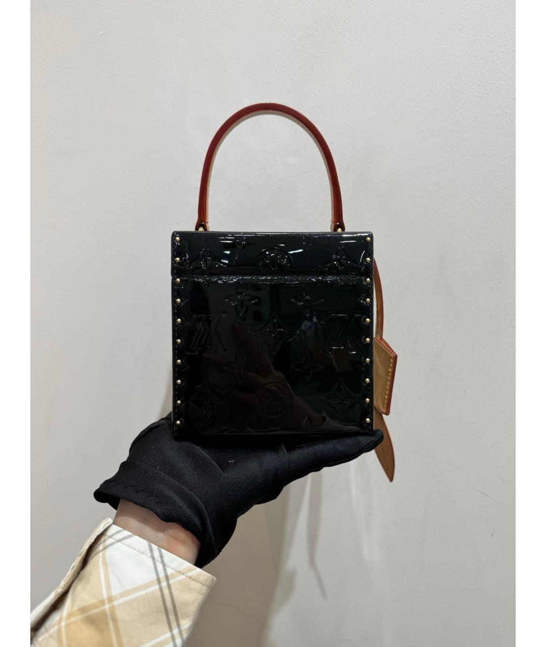 LOUIS VUITTON Черная сумка с короткими ручками из лакированной кожи, фото 3