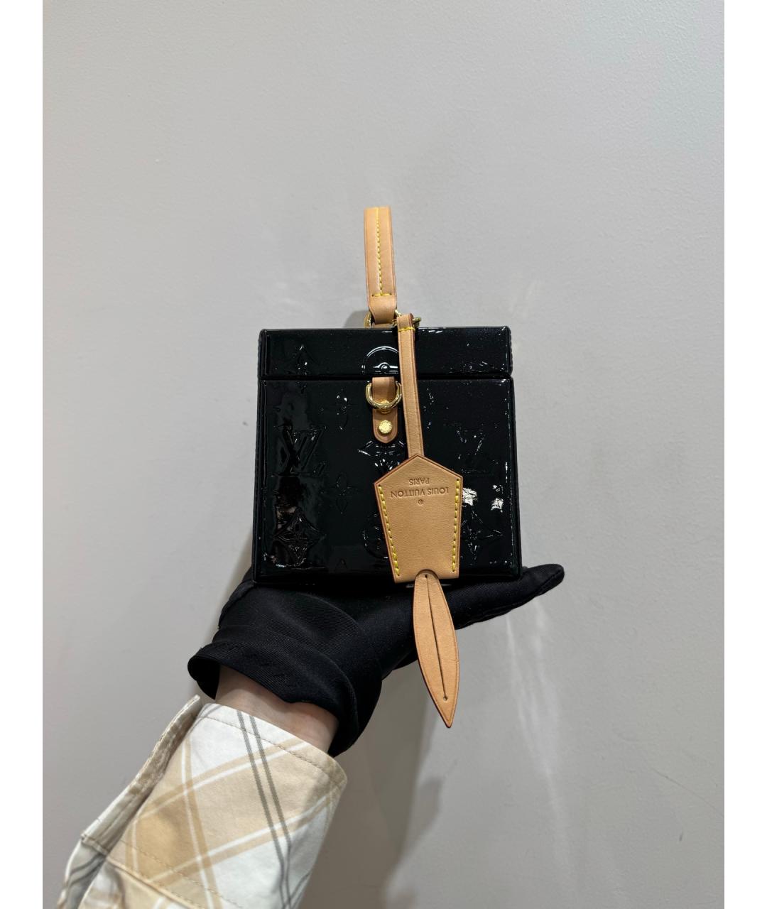 LOUIS VUITTON Черная сумка с короткими ручками из лакированной кожи, фото 4