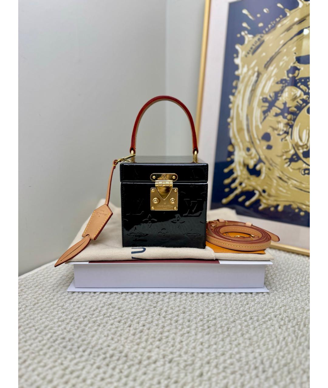 LOUIS VUITTON Черная сумка с короткими ручками из лакированной кожи, фото 9