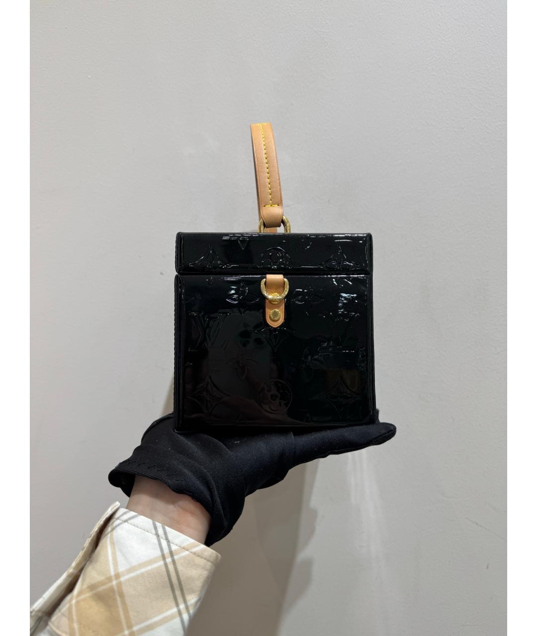 LOUIS VUITTON Черная сумка с короткими ручками из лакированной кожи, фото 5