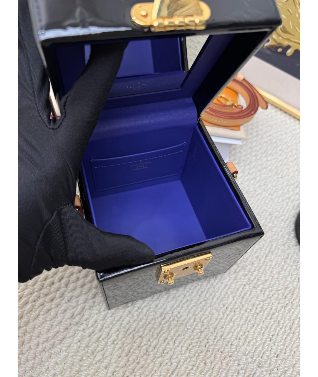 LOUIS VUITTON Черная сумка с короткими ручками из лакированной кожи, фото 7