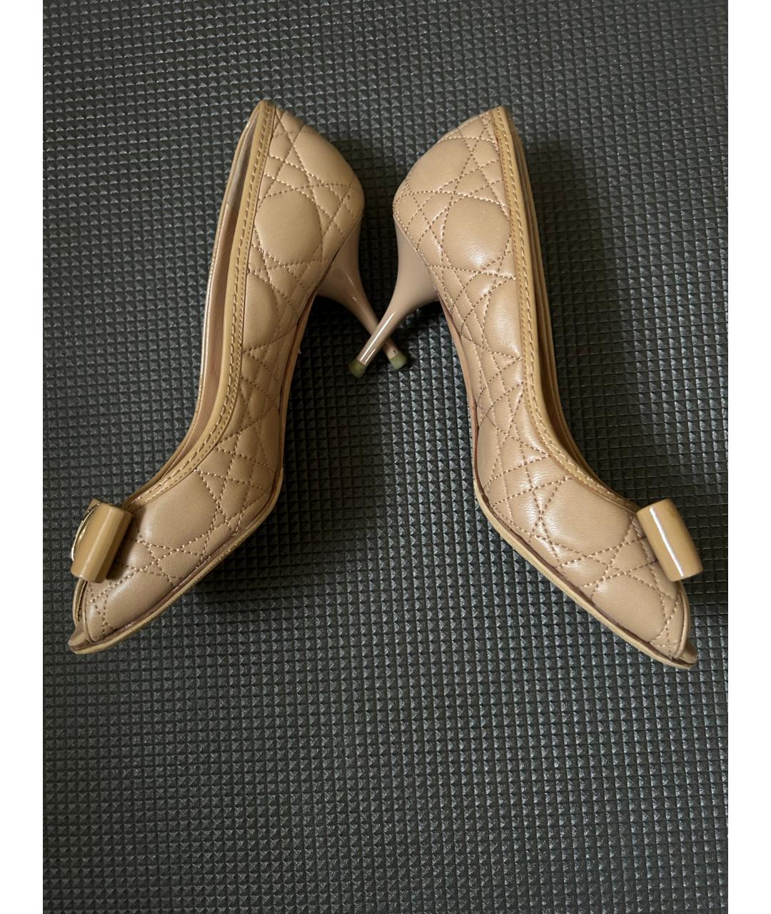CHRISTIAN DIOR Бежевые кожаные лодочки на низком каблуке, фото 8