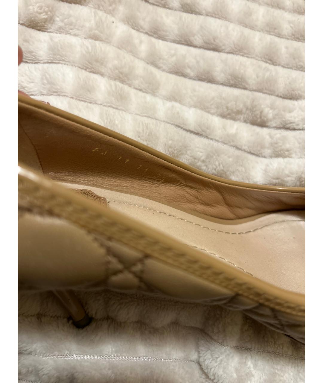 CHRISTIAN DIOR Бежевые кожаные лодочки на низком каблуке, фото 6