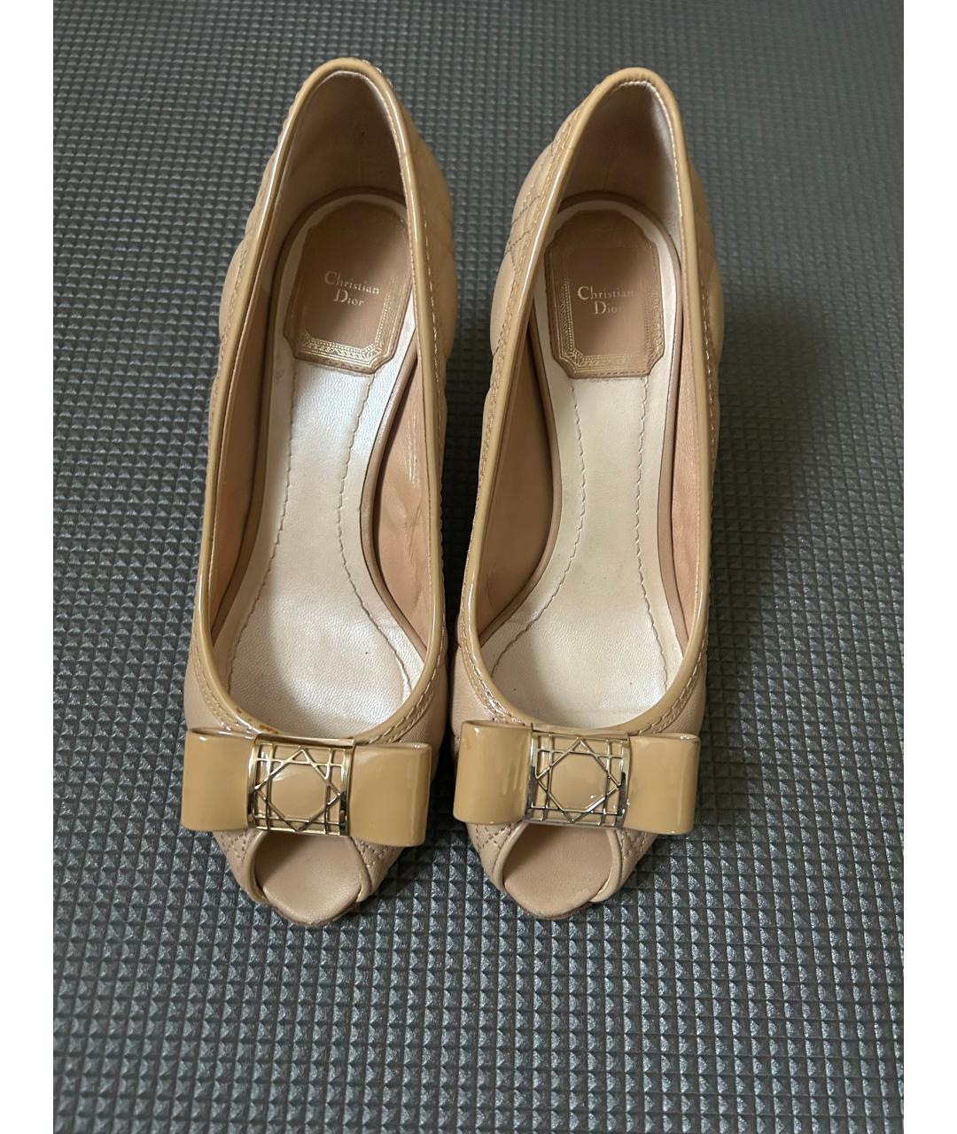 CHRISTIAN DIOR Бежевые кожаные лодочки на низком каблуке, фото 2