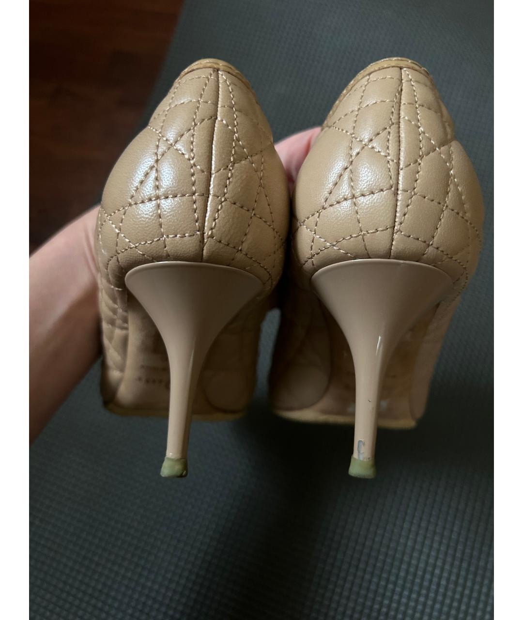 CHRISTIAN DIOR Бежевые кожаные лодочки на низком каблуке, фото 4