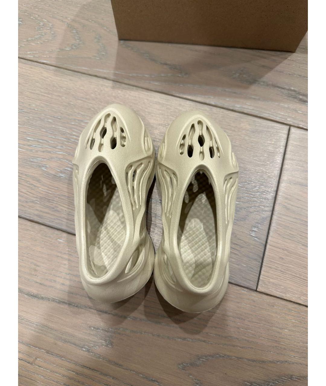 ADIDAS YEEZY Бежевые резиновые сандалии и шлепанцы, фото 3