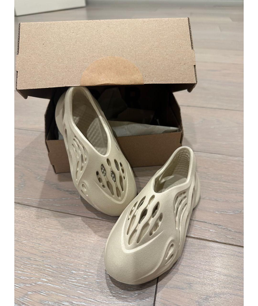 ADIDAS YEEZY Бежевые резиновые сандалии и шлепанцы, фото 2