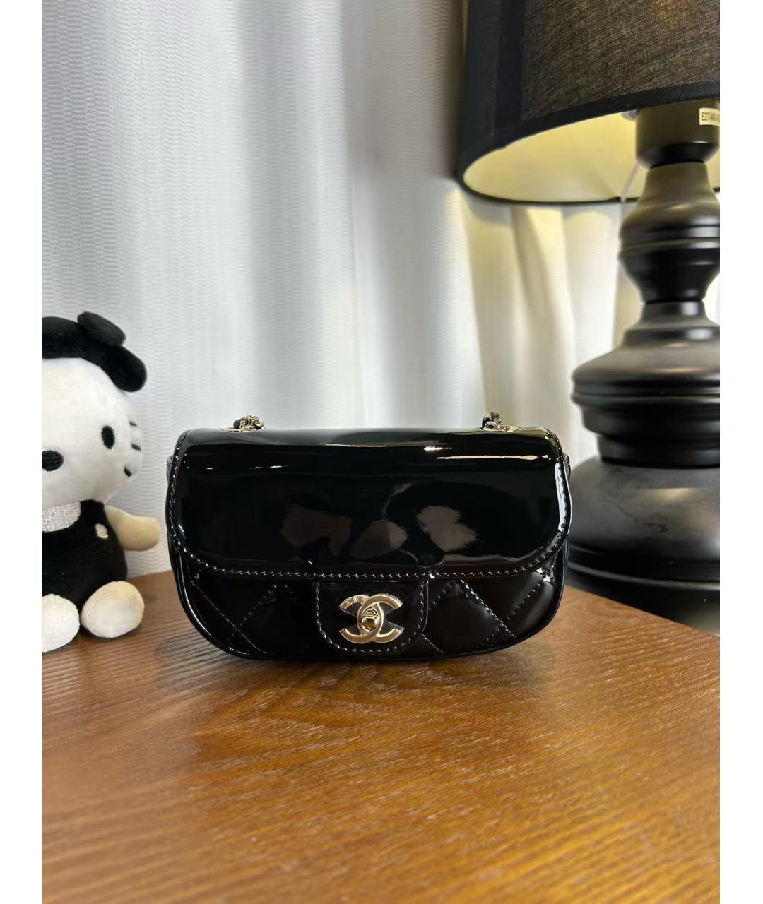 CHANEL Черная сумка через плечо из лакированной кожи, фото 2
