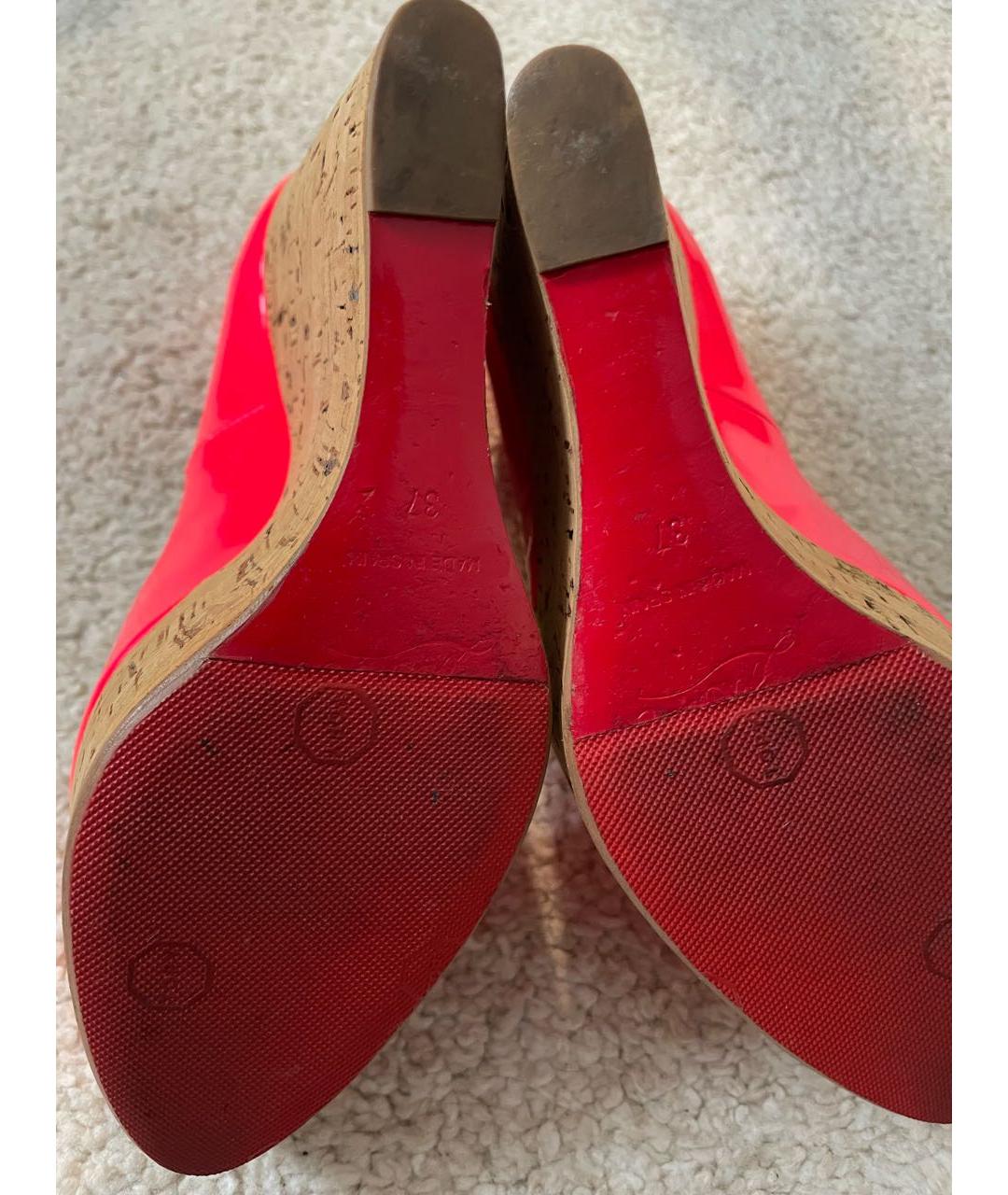 CHRISTIAN LOUBOUTIN Коралловые туфли из лакированной кожи, фото 6