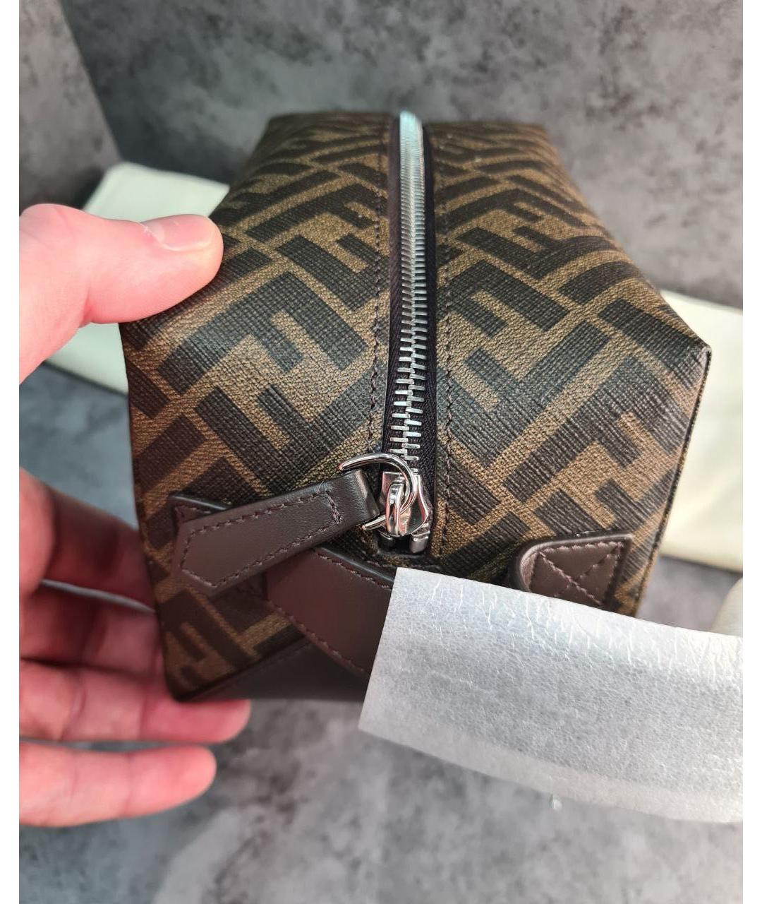 FENDI Коричневая кожаная косметичка, фото 7