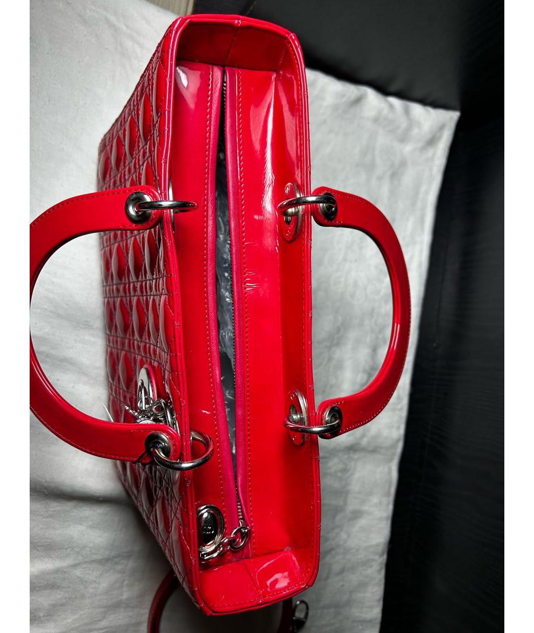 CHRISTIAN DIOR Красная сумка с короткими ручками из лакированной кожи, фото 5