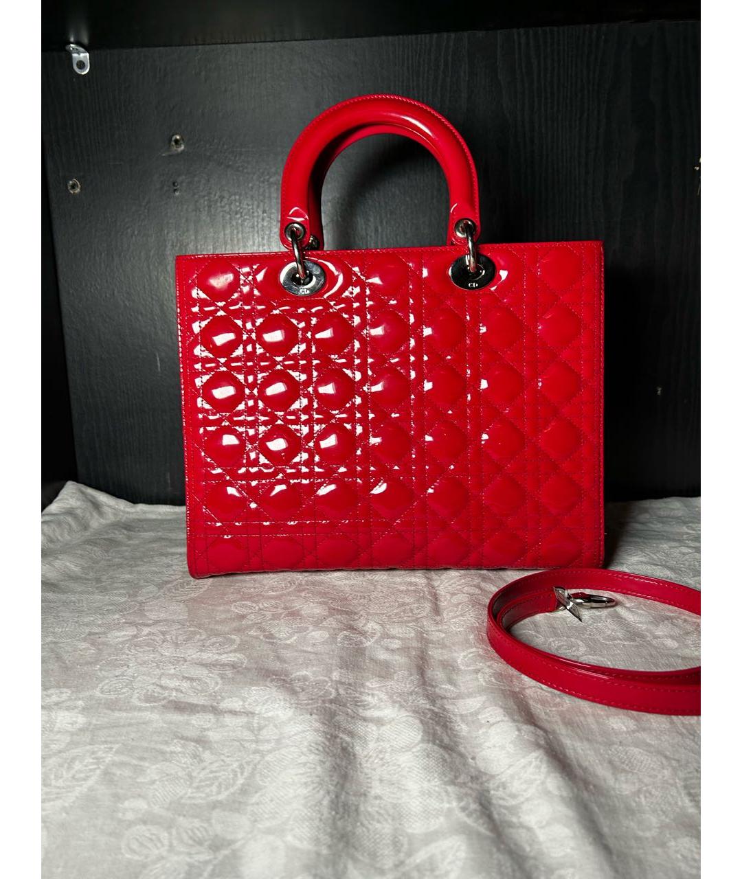 CHRISTIAN DIOR Красная сумка с короткими ручками из лакированной кожи, фото 2