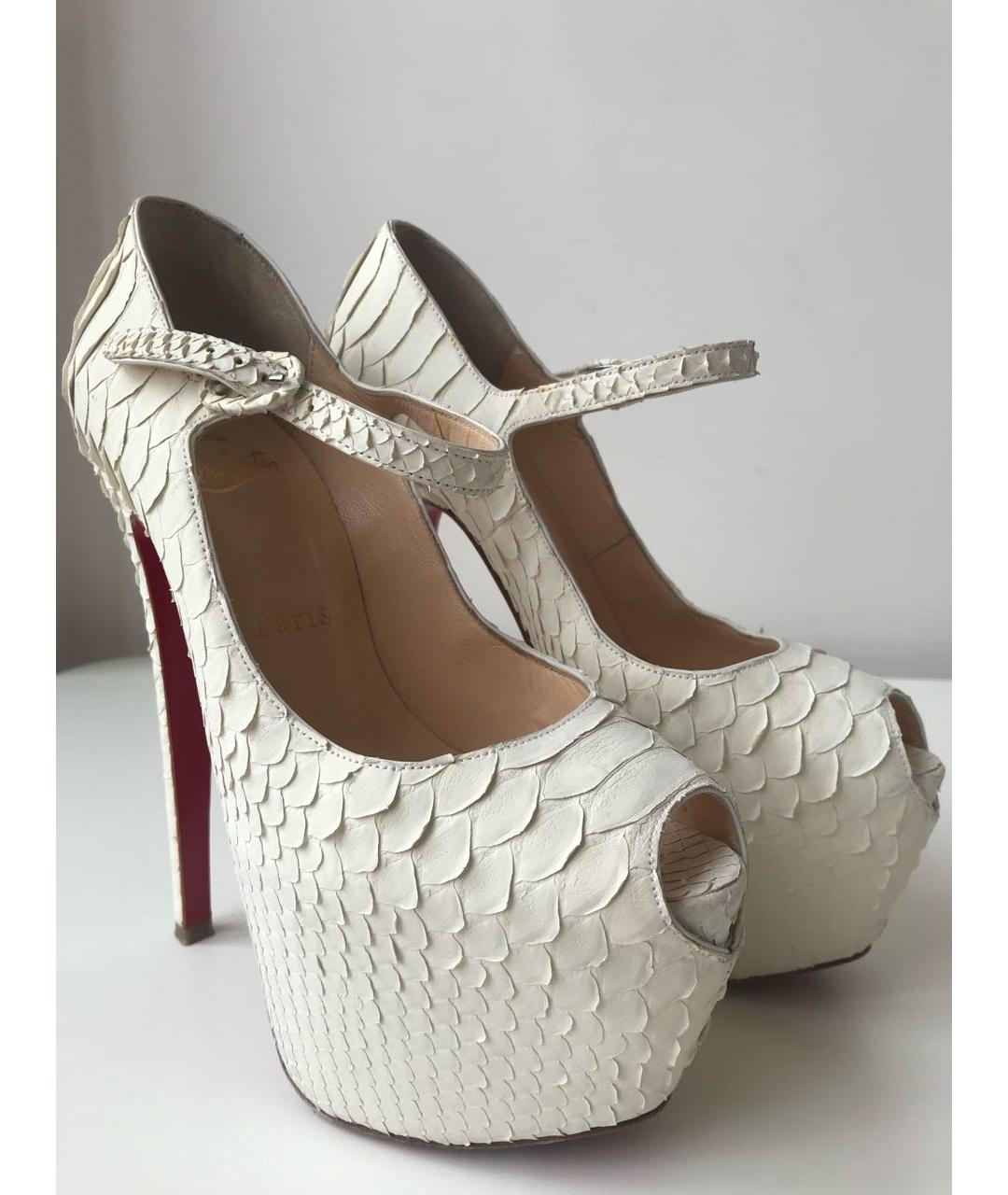 CHRISTIAN LOUBOUTIN Белые свадебные туфли на высоком каблуке из экзотической кожи, фото 5