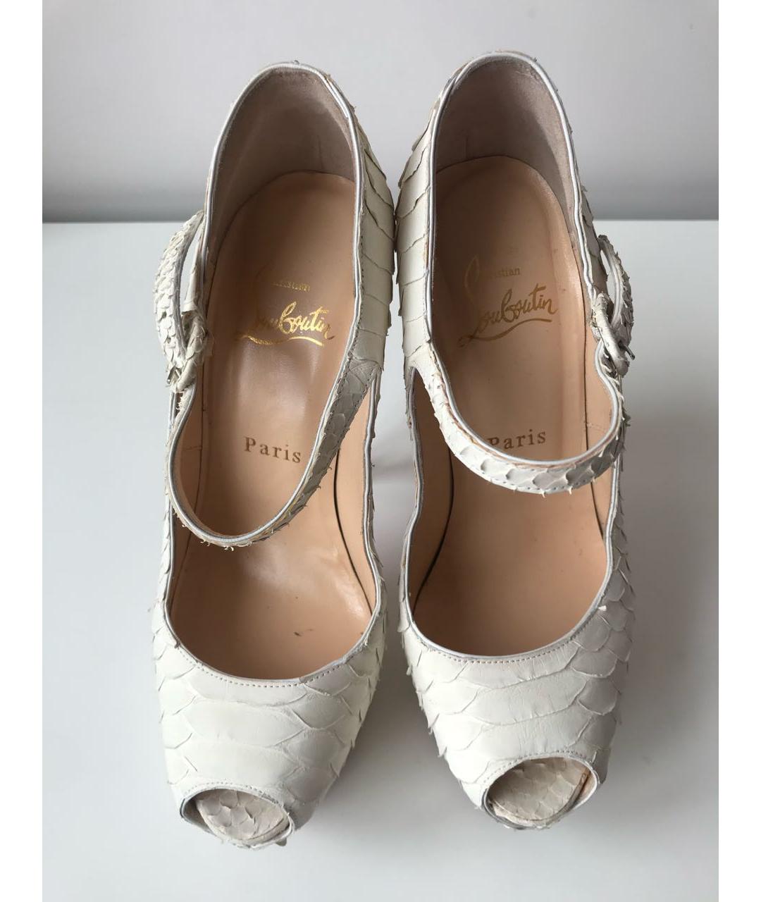 CHRISTIAN LOUBOUTIN Белые свадебные туфли на высоком каблуке из экзотической кожи, фото 4